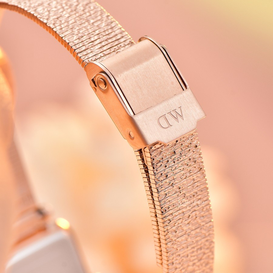 Ảnh: Logo đồng hồ DW thật được khắc chắc chắn
