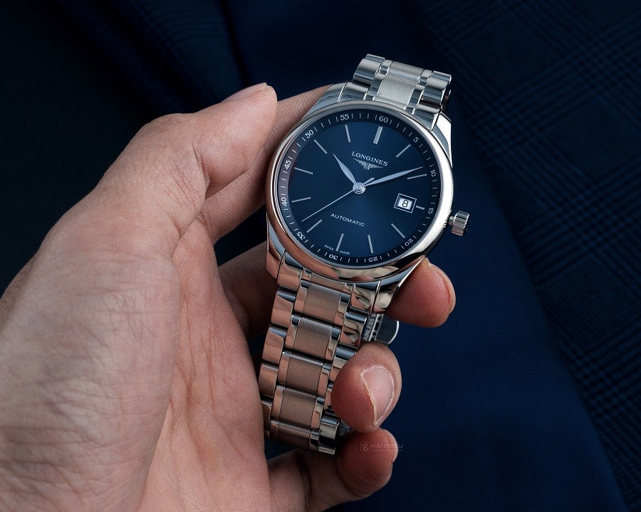 Kim đồng hồ Longines thật có thiết kế tinh xảo và chắc chắn, trong khi hàng giả rất dễ bị lung lay và không đều nhau