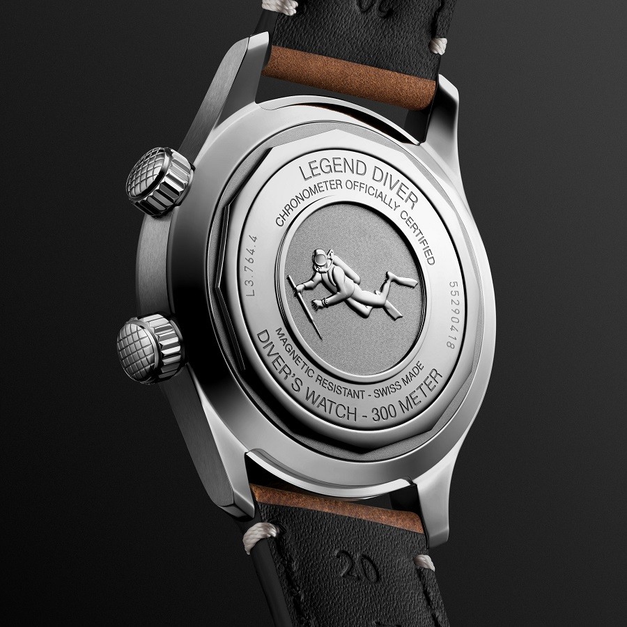 Biểu tượng được khắc tinh tế ở chiếc đồng hồ Longines thật