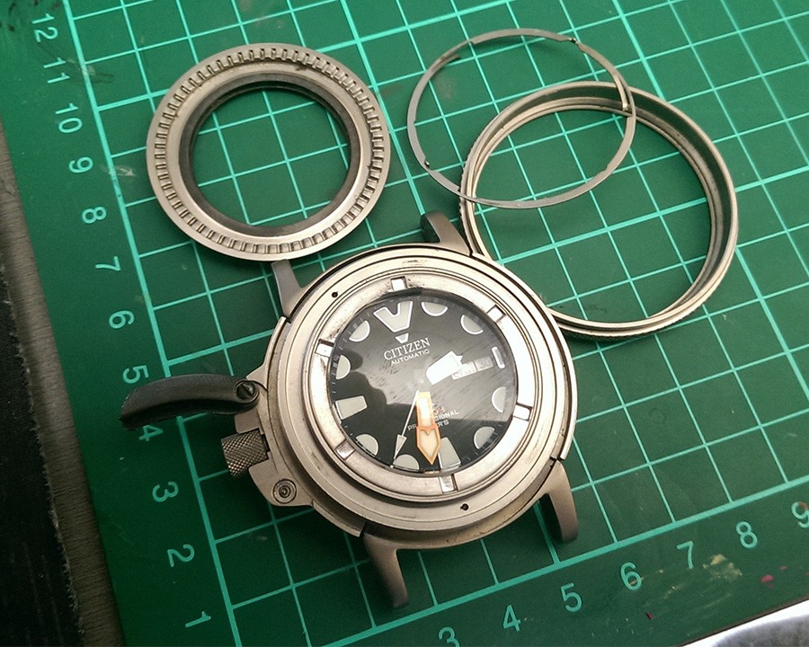 Cấu tạo vỏ của đồng hồ Citizen Promaster Autozilla gồm nhiều bộ phận có thể tháo lắp - hình 2