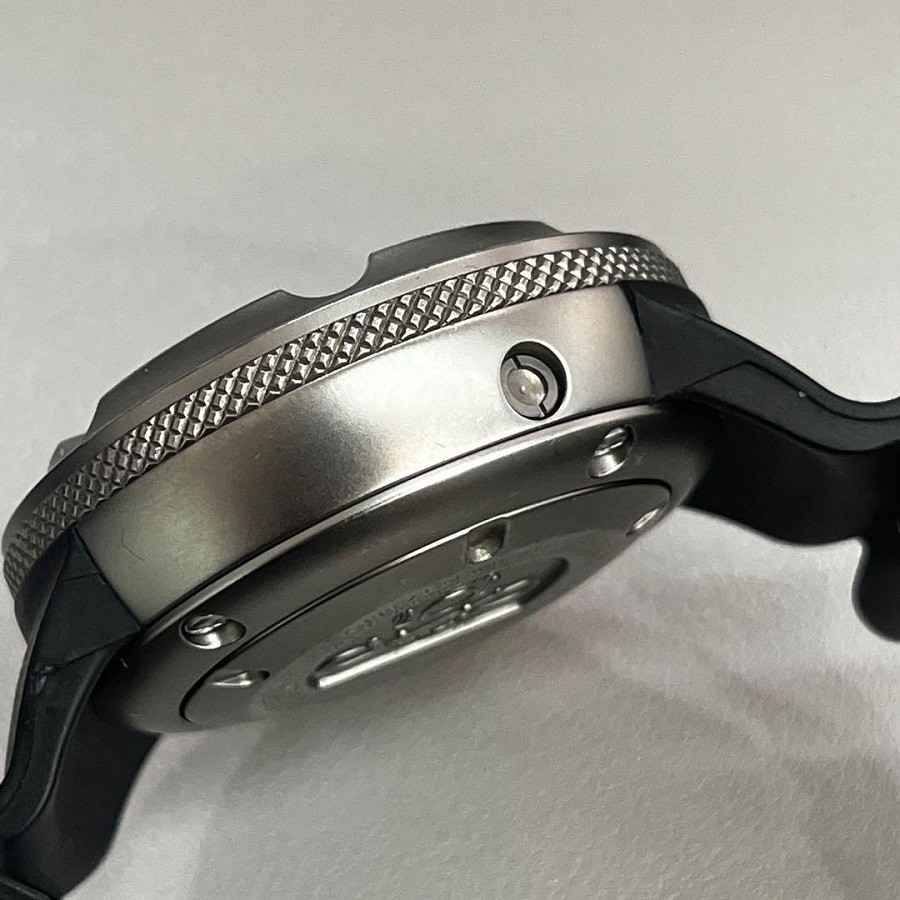 Chấm tròn trên thân vỏ đồng hồ Citizen Promaster Autozilla chính là van Helium xả áp - ảnh