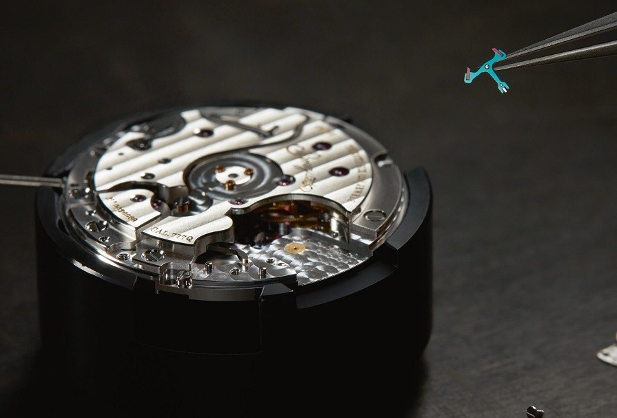 Công đoạn lắp bộ phận ngựa bằng Silicon vào cỗ máy