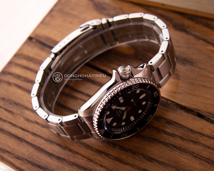 Cận cảnh khung vỏ có bezel xoay và vành bảo vệ núm chỉnh của Seiko 5 Sports 2019 SRPD55K1