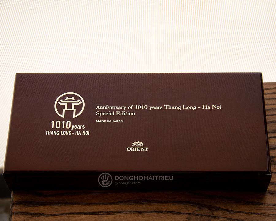 Hộp đồng hồ cũng được hoàn thiện tinh xảo, có logo bộ sưu tập