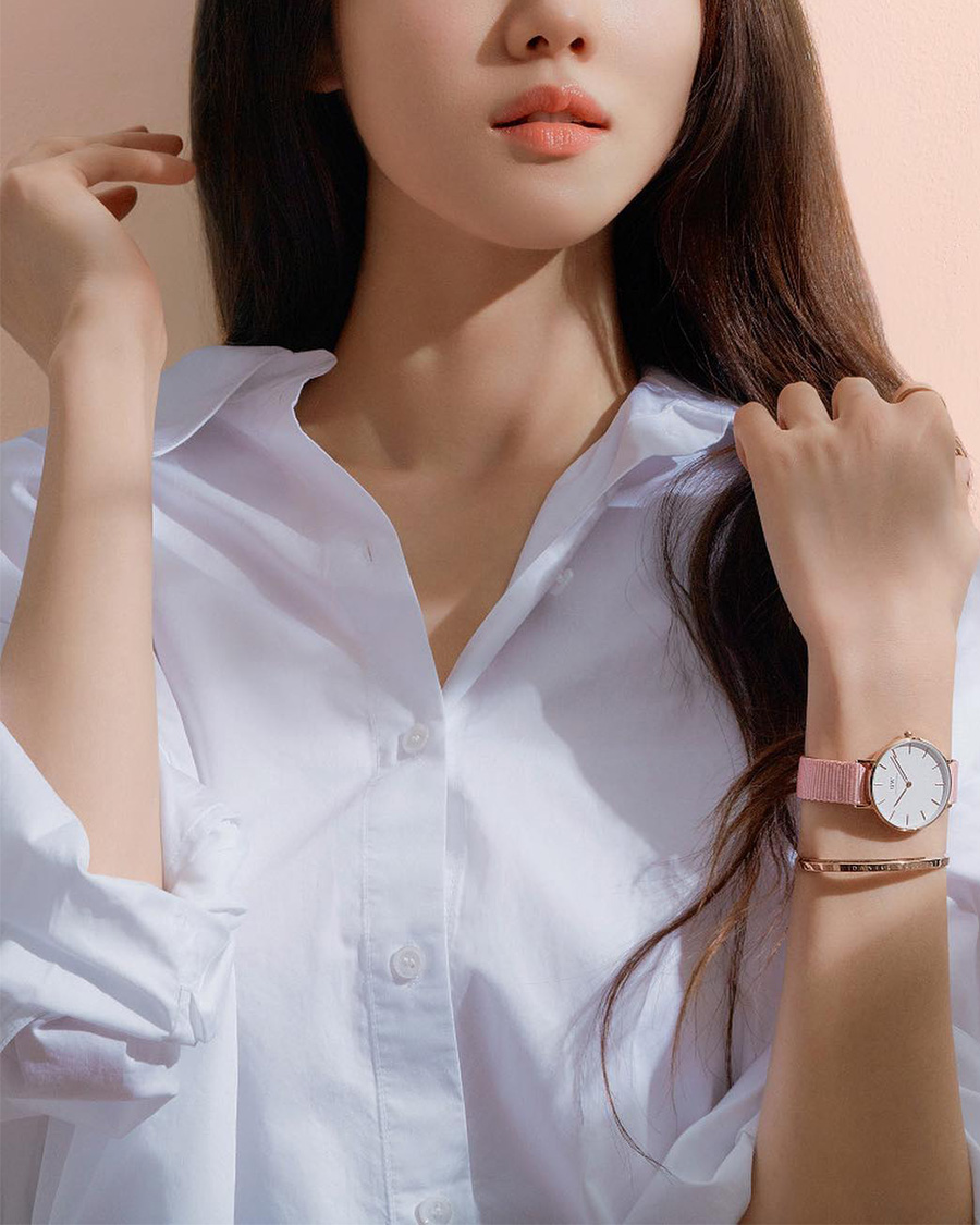 Biết cách mix & match DW00400003 không chỉ tạo ra sự cân đối mà còn tạo hiệu ứng layering đẹp mắt, chắc chắn sẽ thu hút mọi ánh nhìn