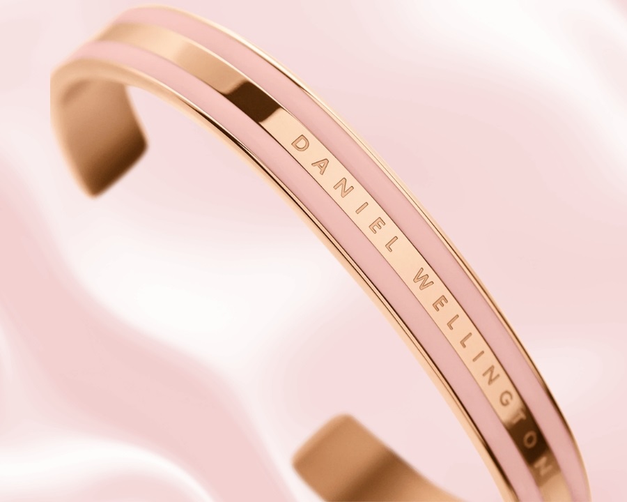 Zoom cận chiếc vòng để thấy lớp mạ bóng, mịn, đều màu cùng dòng chữ Daniel Wellington được khắc laser sắc nét