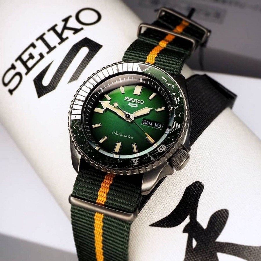 Khung viền của Seiko SRPF73K1 mang nhiều dấu vết trầy xước thể hiện khó khăn, vết thương xảy ra trong suốt quá trình tập luyện của Rock Lee - ảnh 12
