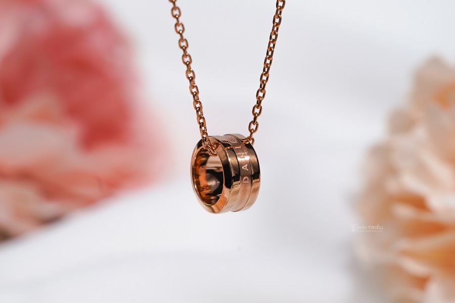 Công nghệ mạ PVD hiện đại để lại nước mạ mịn trên bề mặt sản phẩm, giúp người đeo không cảm thấy khó chịu, cộm, hay ngứa