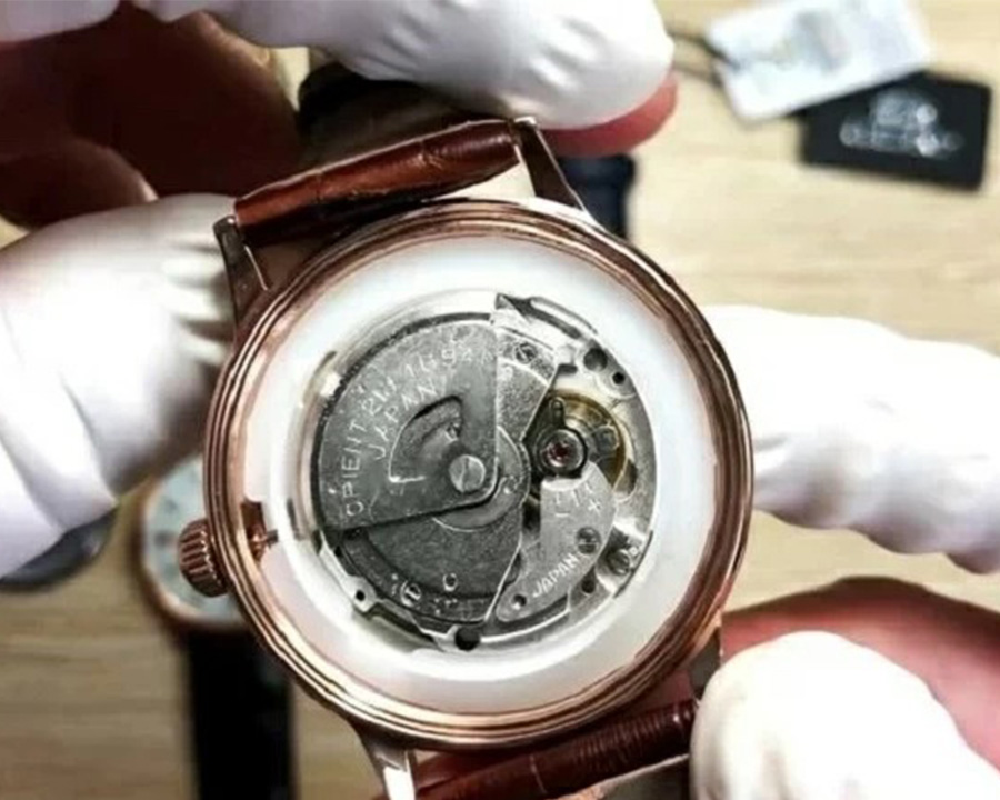 Một chiếc Orient Bambino fake đã được mở máy, để lộ máy Orient 46941 hẳn hoi