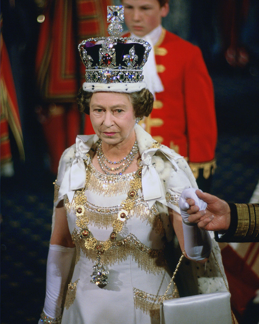 Chiêm ngưỡng chiếc vương miện Imperial State Crown của Nữ hoàng Elizabeth II được mạ Rhodium và gắn đầy những viên ngọc quý. Gần 3.000 viên kim cương, một trong số đó là viên Cullinan II nặng 317 carat