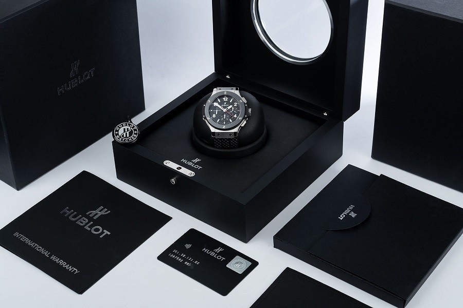 Phụ kiện đi kèm khi mua đồng hồ Hublot gồm túi, hộp, thẻ bảo hành, hướng dẫn sử dụng,...