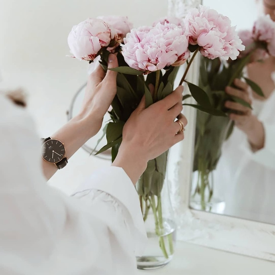 Nhẫn tựa như bông hoa hồng được vẽ bởi nét chấm phá giản đơn nhưng tỏa sáng lấp lánh, bóng loáng