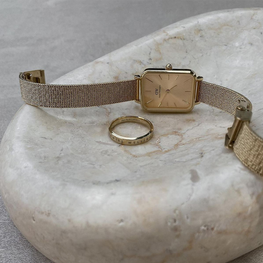 Dòng chữ Daniel Wellington chạy dọc theo thân của món trang sức
