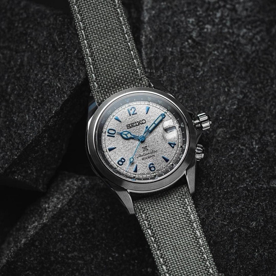 Các chi tiết độc đáo ở mặt số đồng hồ Seiko Prospex Alpinist - ảnh 14