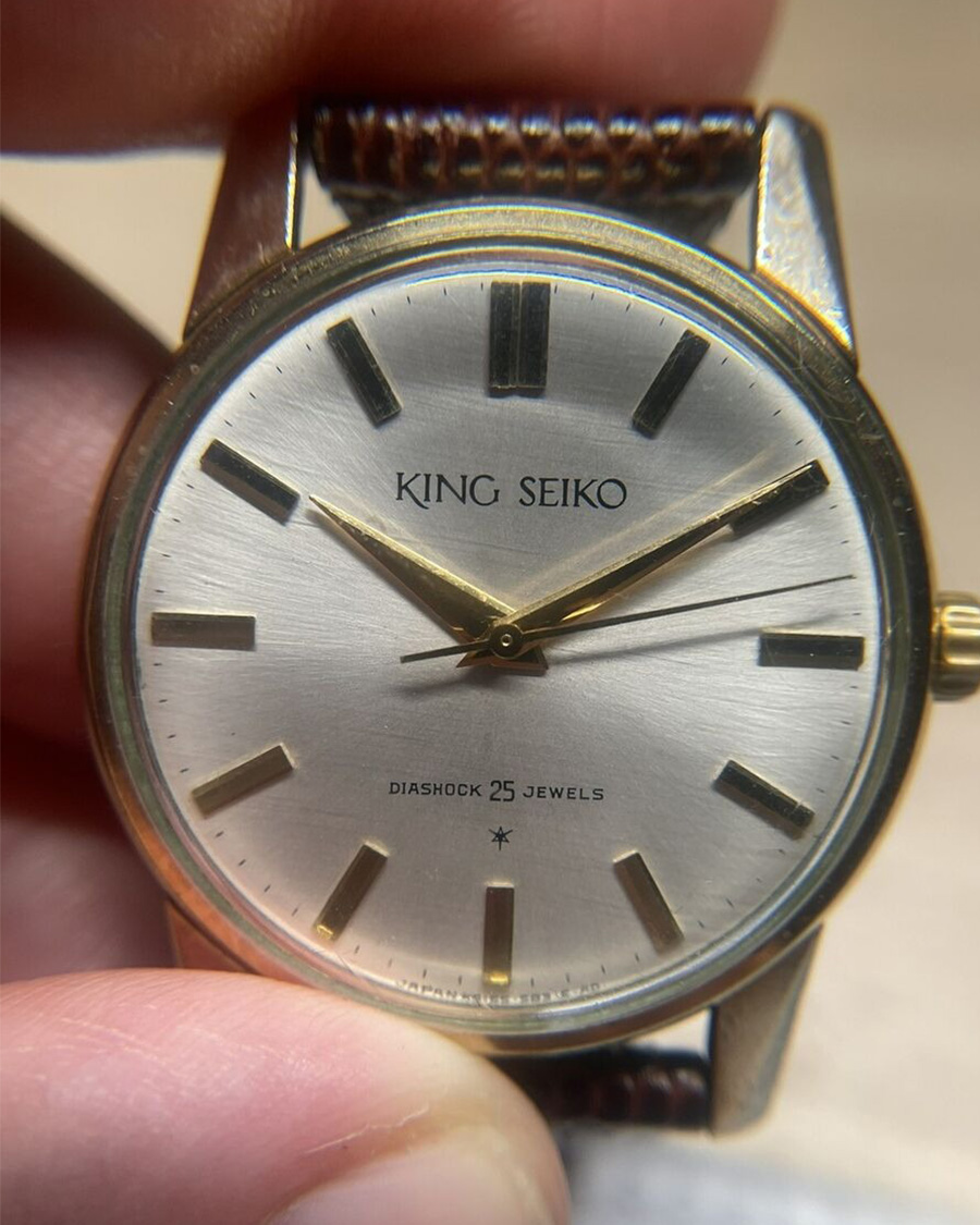 King Seiko đầu tiên năm 1964, dây đeo có thể bị thay đổi