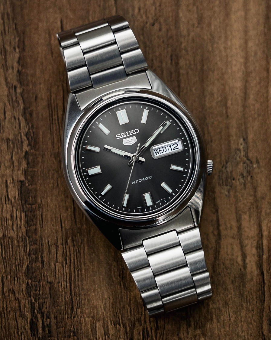 Cận cảnh mặt số Seiko 5 SNXS79