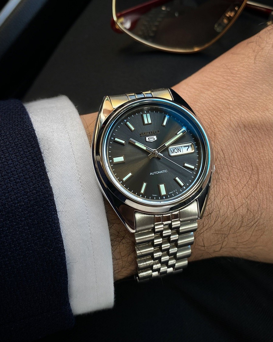 Đồng hồ Seiko 5 SNXS79 khi trên cổ tay quý ông