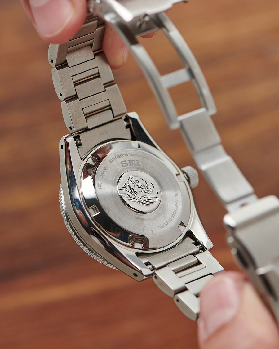 Seiko đặc biệt thêm chốt mở rộng cho dây đeo của đồng hồ lặn, đây là ưu điểm nhưng đáng tiếc là chúng lại có vẻ không chắc chắn so với khoá điều chỉnh vi mô ở các thương hiệu khác. - ảnh 5