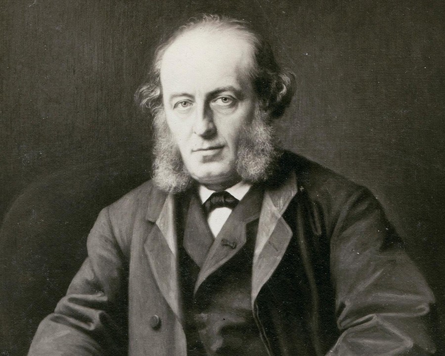 Auguste Verneuil là người tạo ra được chất liệu sapphire tổng hợp