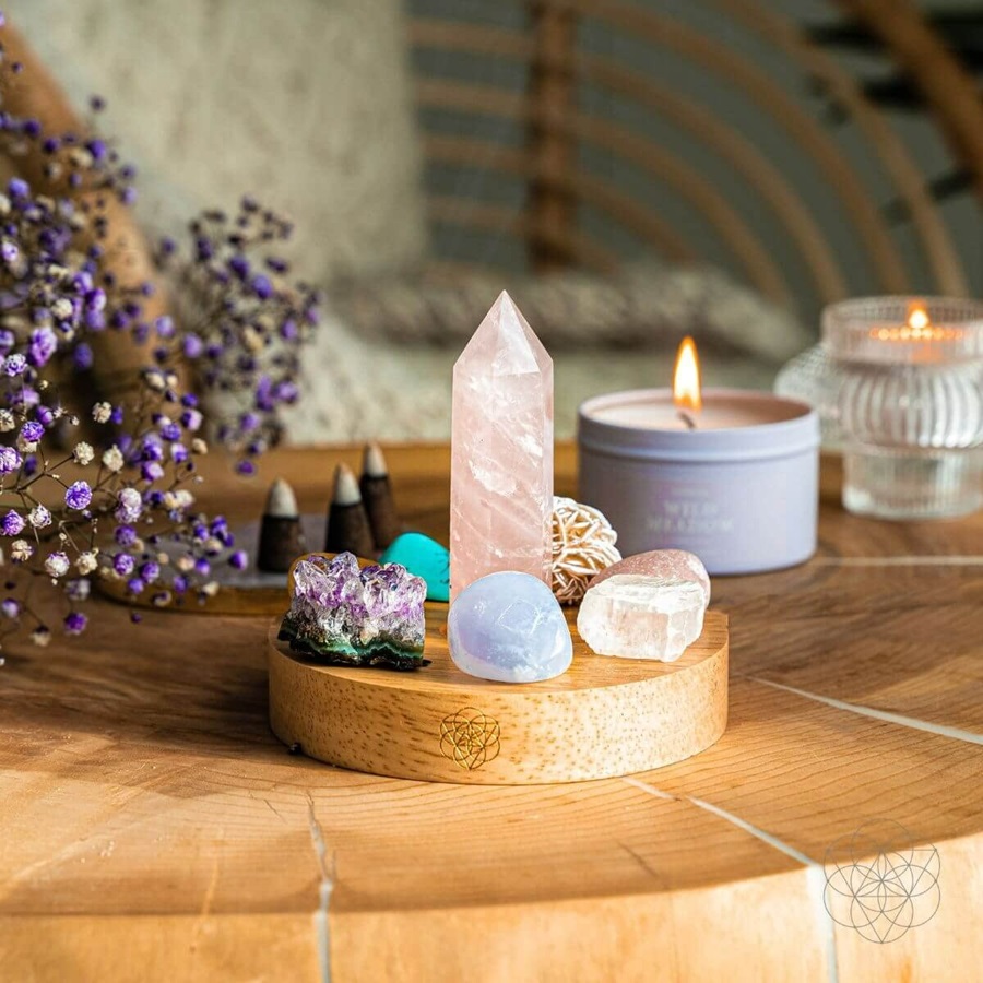 Đặt các viên đá thạch anh hồng, tím, trắng trong nhà hoặc văn phòng không chỉ là một cách trang trí đẹp mắt mà còn là cách để mời gọi tình yêu, sự bình yên và may mắn vào cuộc sống