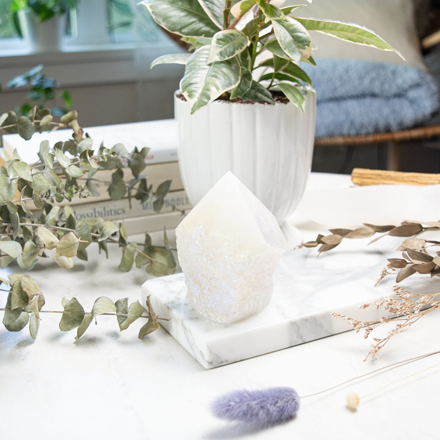 Clear Quartz được biết đến là loại đá thuộc hành Kim tương sinh với người mệnh Thủy