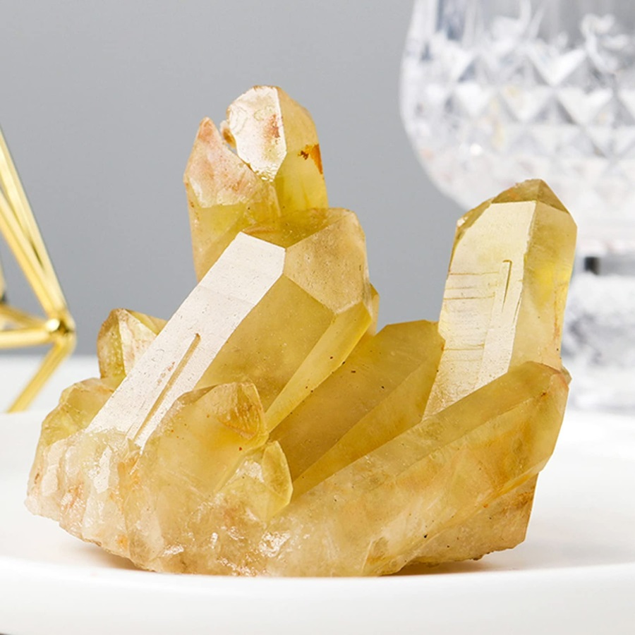 Citrine được biết đến là đá sinh của tháng 11, hợp với người mệnh Thổ và mệnh Hỏa