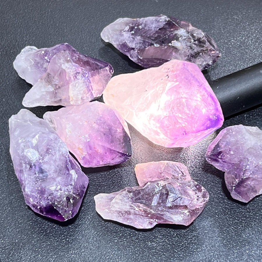 Tính linh thiêng và năng lượng mạnh mẽ của Amethyst làm cho nó trở thành một viên đá quý rất đặc biệt, có tác dụng rất mạnh trong trị liệu, phong thủy và tâm linh