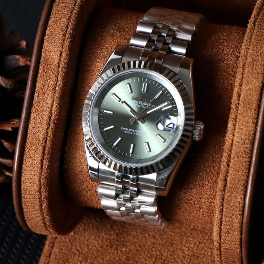 Seiko Datejust là một phiên bản Seiko Mod độ vỏ Rolex Datejust, nhưng vẫn giữ nguyên bộ máy Seiko