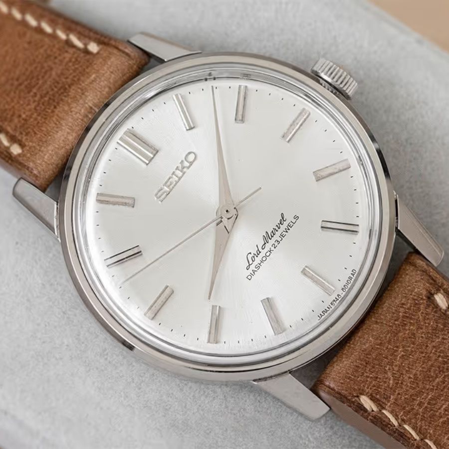 Seiko Lord Marvel 5740-8030 nổi bật với phần dây da màu nguyên bản, tạo cảm giác thanh lịch