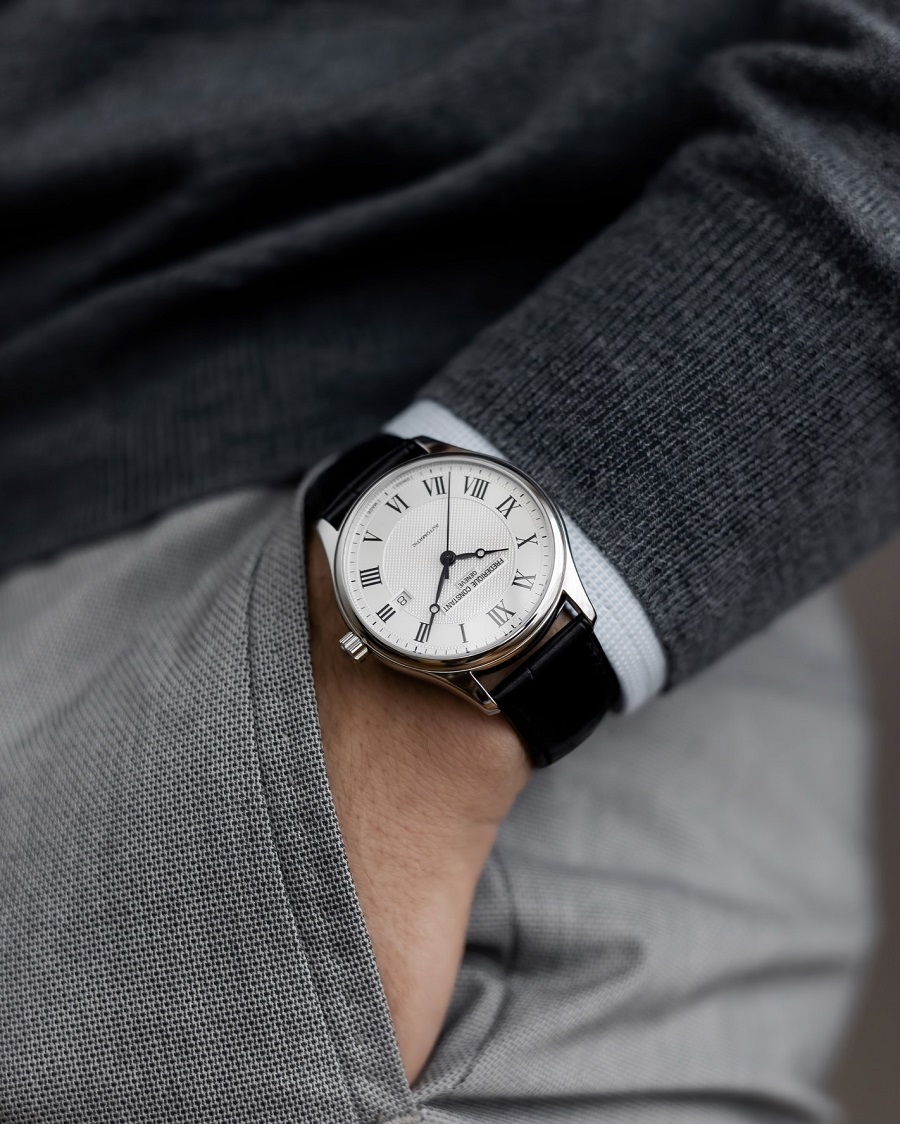 Dress Watch có thiết kế khung vỏ thanh mảnh, mỏng nhẹ và thoải mái khi đeo