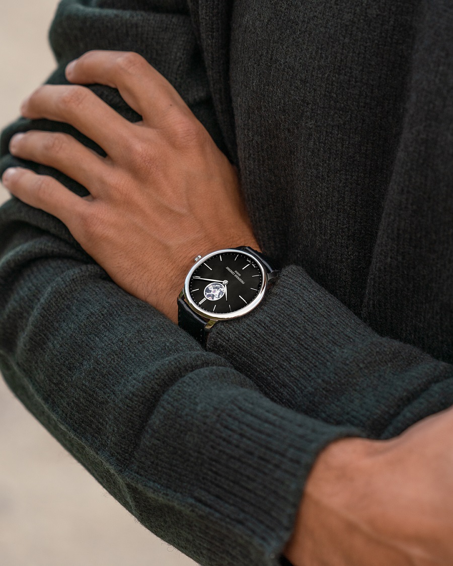 Dress Watch có thiết kế mỏng nhẹ nên có thể sử dụng trong mọi dịp