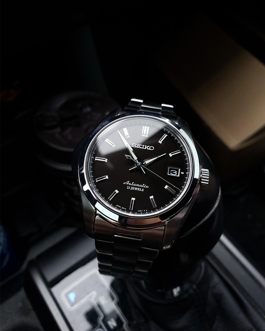 Seiko SARB033 khi đi dưới trời nắng sẽ chuyển sang màu nâu nhẹ