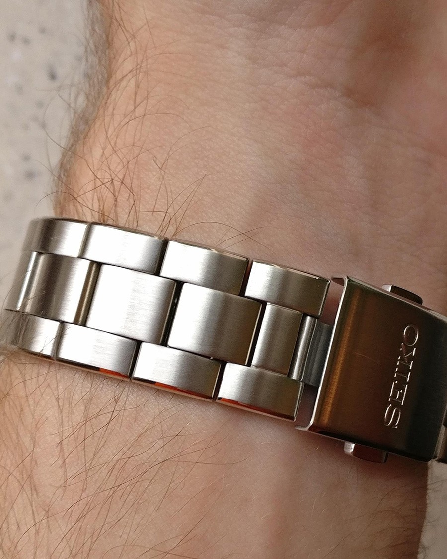 Khoảng cách giữa dây đeo và khoá khá lớn là nhược điểm duy nhất của Seiko SARB033