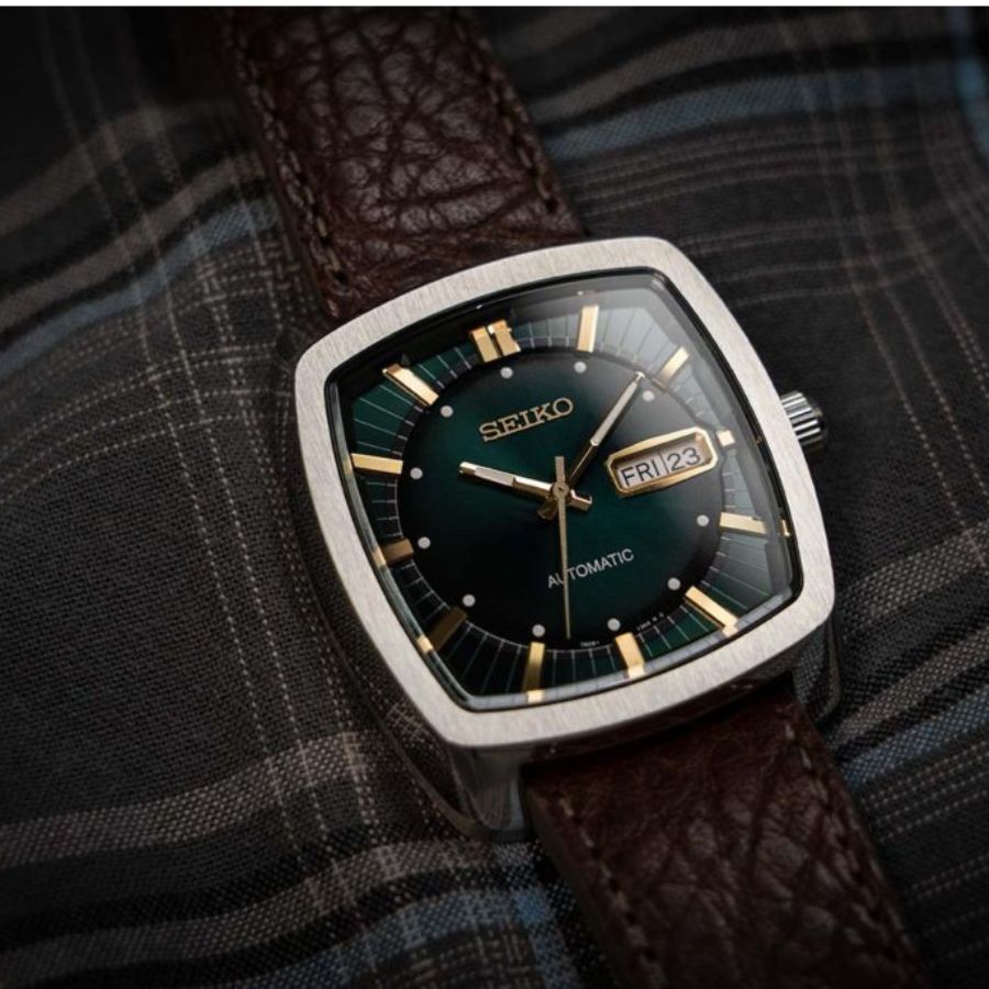 Seiko Recraft SNKP27 có các cọc kim mạ vàng bắt mắt, toát lên vẻ sang trọng