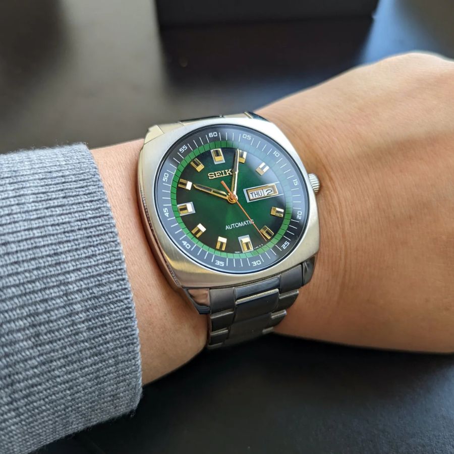 Seiko Recraft SNKM97 có mặt số đầy nam tính, kết hợp cùng dây đeo thép không gì đầy ấn tượng