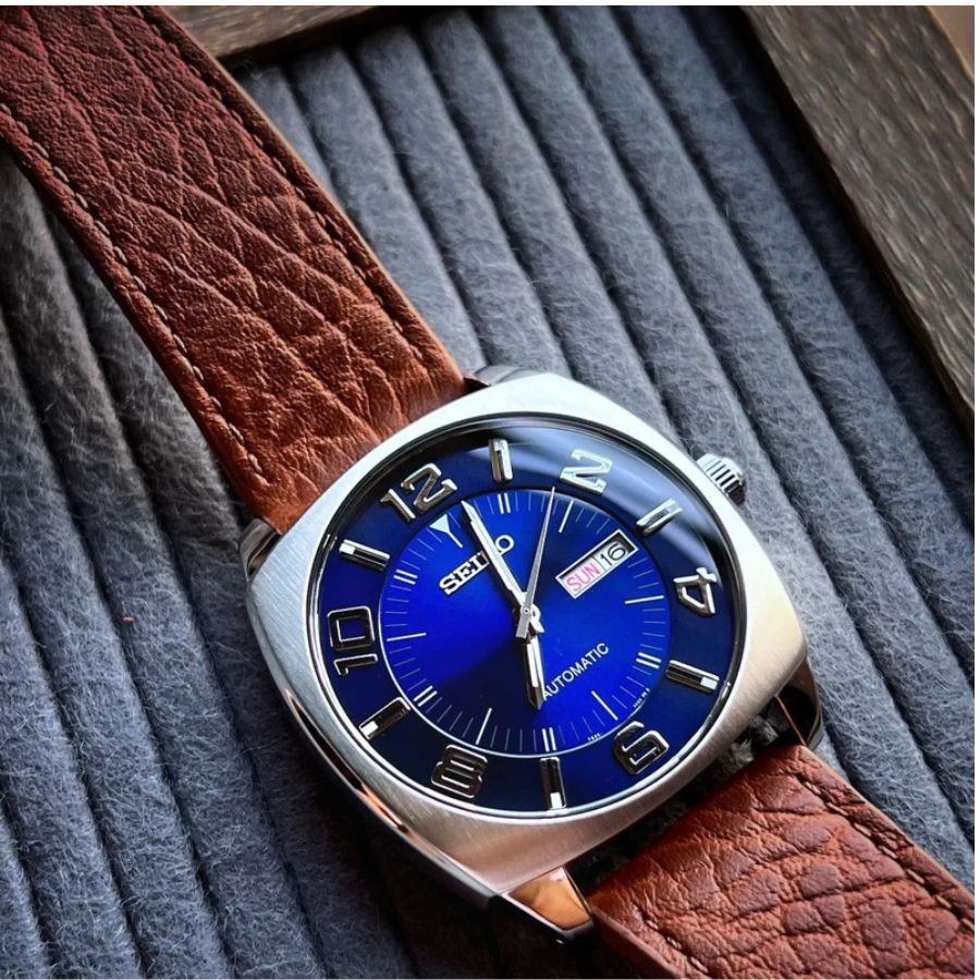 Seiko Recraft SNKN37 ấn tượng với màu xanh ngọc trẻ trung, kết hợp cùng dây da nâu cá tính