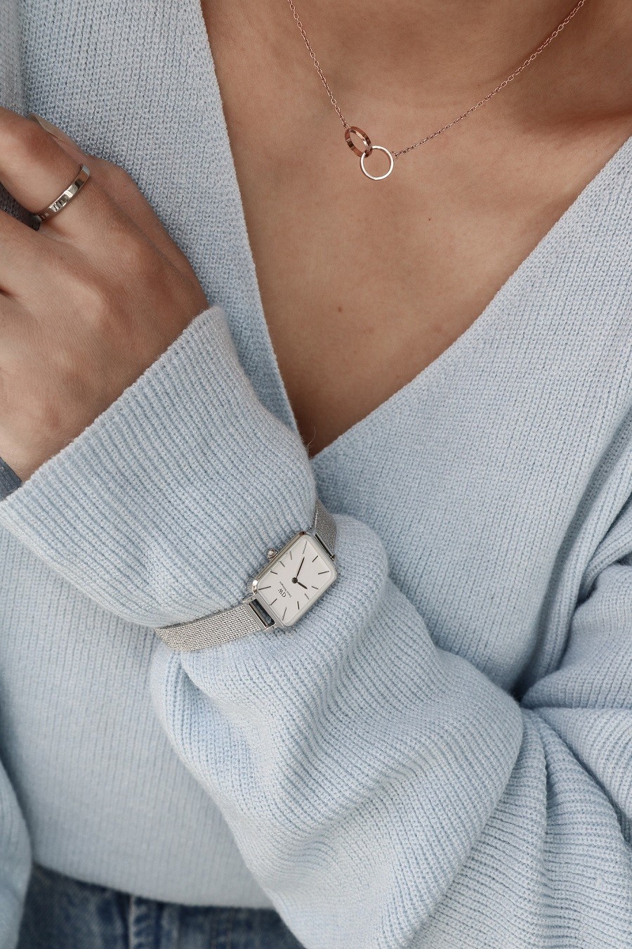 Thiết kế góc cạnh của đồng hồ mặt vuông Daniel Wellington Quadro