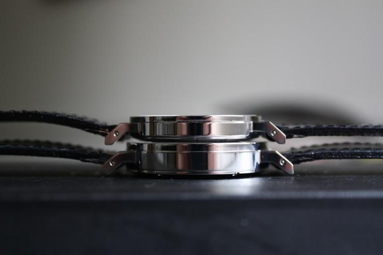 Nomos Tangente 101 mỏng 6.2 mm (trên) và Nomos Tangomat 641 dày 8.2 mm (dưới)
