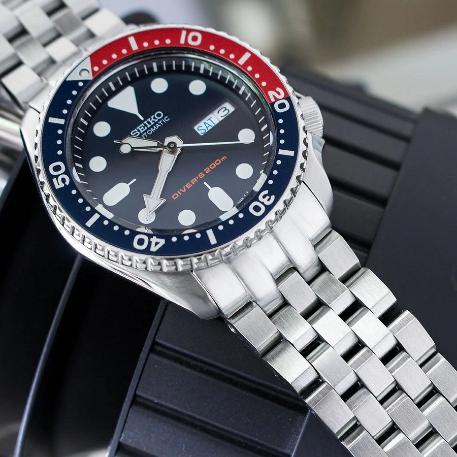 Bezel 2 tông màu xanh, đỏ: biểu tượng “Pepsi” nổi bật