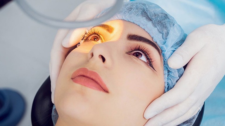 Phẫu thuật mắt là một trong những cách điều trị tình trạng nháy mắt phải liên tục nếu ở mức độ nghiêm trọng - Ảnh 22