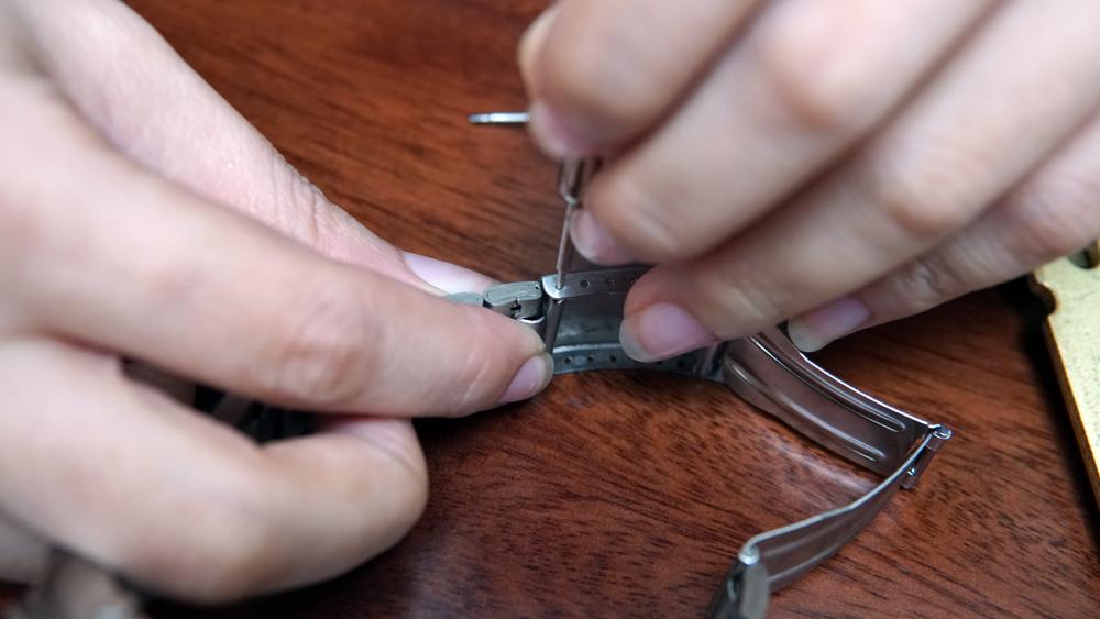 Nếu là dây kim loại, hãy tháo chốt dây để dây không làm cản trở tầm nhìn và tay của bạn khi hiệu chỉnh độ chính xác cho đồng hồ cơ Orient - ảnh 2