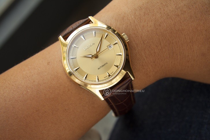 Đồng hồ Doxa 213.30.301.02 với sắc vàng sang trọng từ mặt số - Ảnh: 3