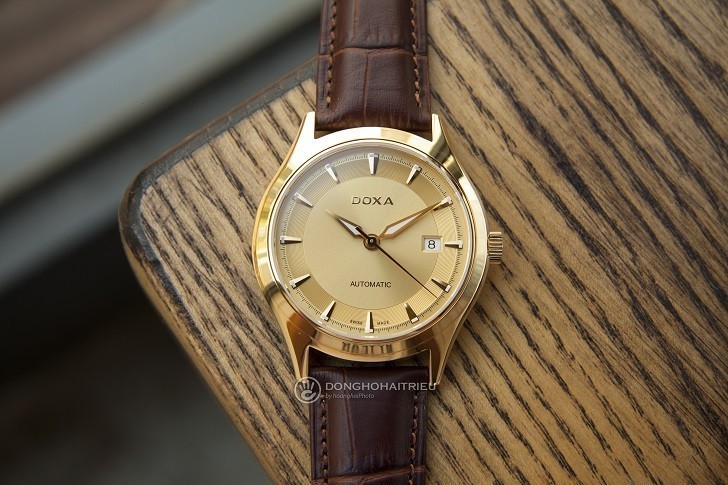 Đồng hồ Doxa 213.30.301.02 với sắc vàng sang trọng từ mặt số - Ảnh: 1