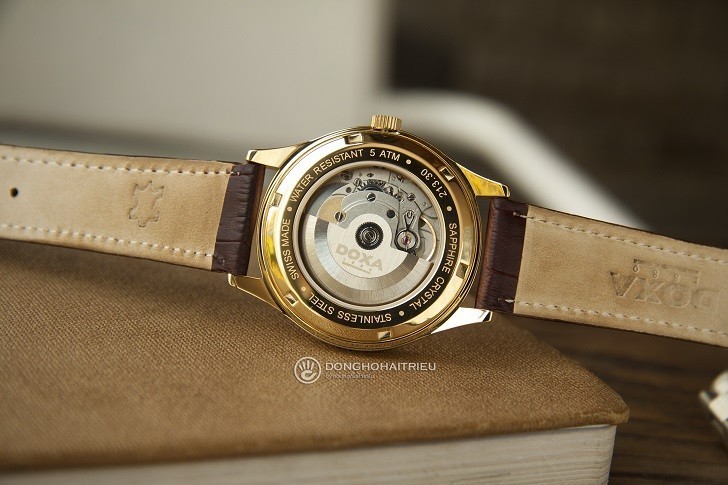 Đồng hồ Doxa 213.30.301.02 với sắc vàng sang trọng từ mặt số - Ảnh: 5