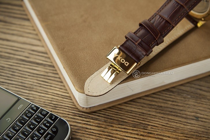 Đồng hồ Doxa 213.30.301.02 với sắc vàng sang trọng từ mặt số - Ảnh: 4