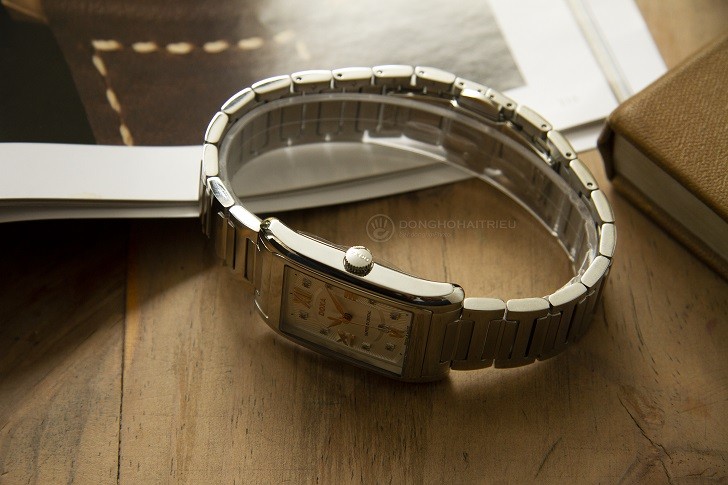 Doxa D194SSD độc đáo với mặt chữ nhật và 8 viên kim cương - Ảnh: 3