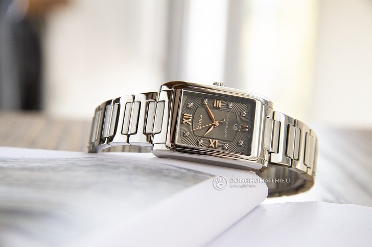 Doxa D195SGD mặt vuông ấn tượng với 8 viên kim cương - Ảnh: 2