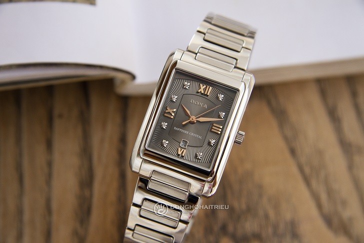 Doxa D195SGD mặt vuông ấn tượng với 8 viên kim cương - Ảnh: 1