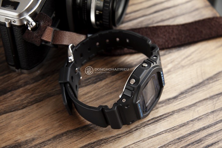 G-Shock DW-5600BBM-1DR nhìn từ hình ngang - Ảnh: 2