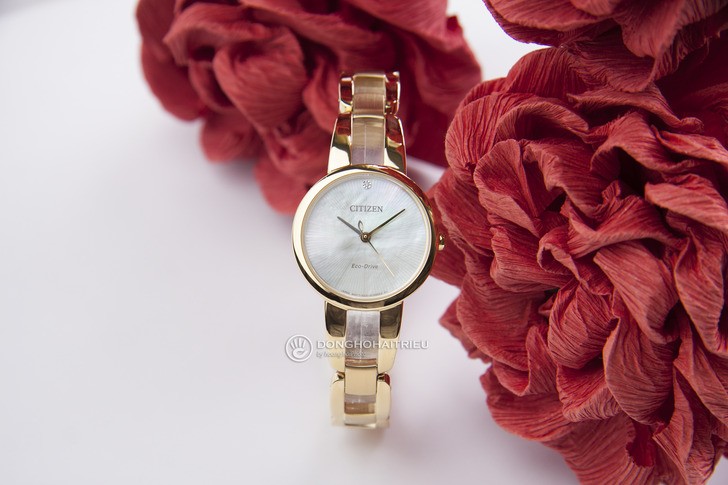 Đồng hồ Citizen EM0432-80Y: Thiết kế với dây đeo lạ mắt - Ảnh 1